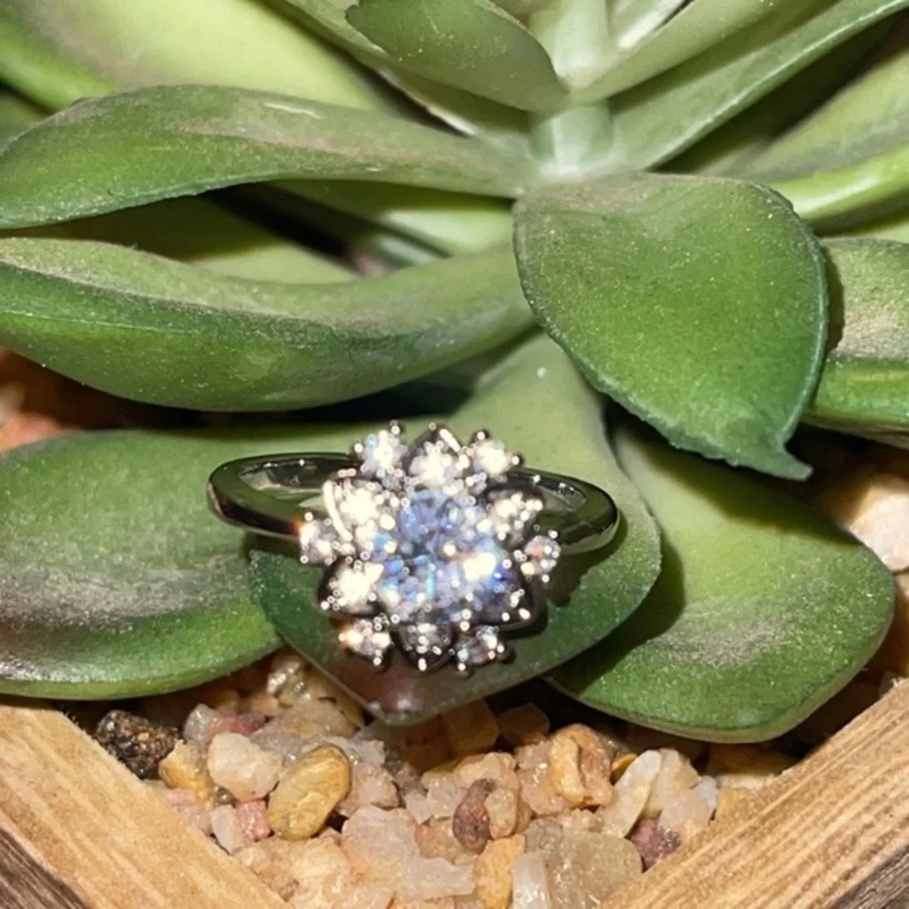 Elegant flower ring